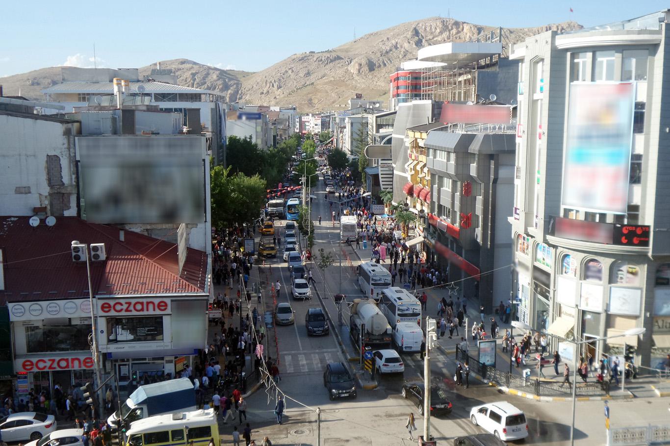 Van'ın Cumhuriyet Caddesi toplu taşıma araçlarına kapatıldı Van'ın Cumhuriyet Caddesi toplu taşıma araçlarına kapatıldı